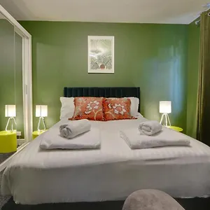  Holiday home #upmarket, Exceptional 4 Bed House, With Free Parking, Close To Amenities And Supermarkets