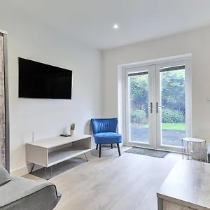  Holiday home 3 Bed Refurbished, Modern House, Wifi, Patio Area